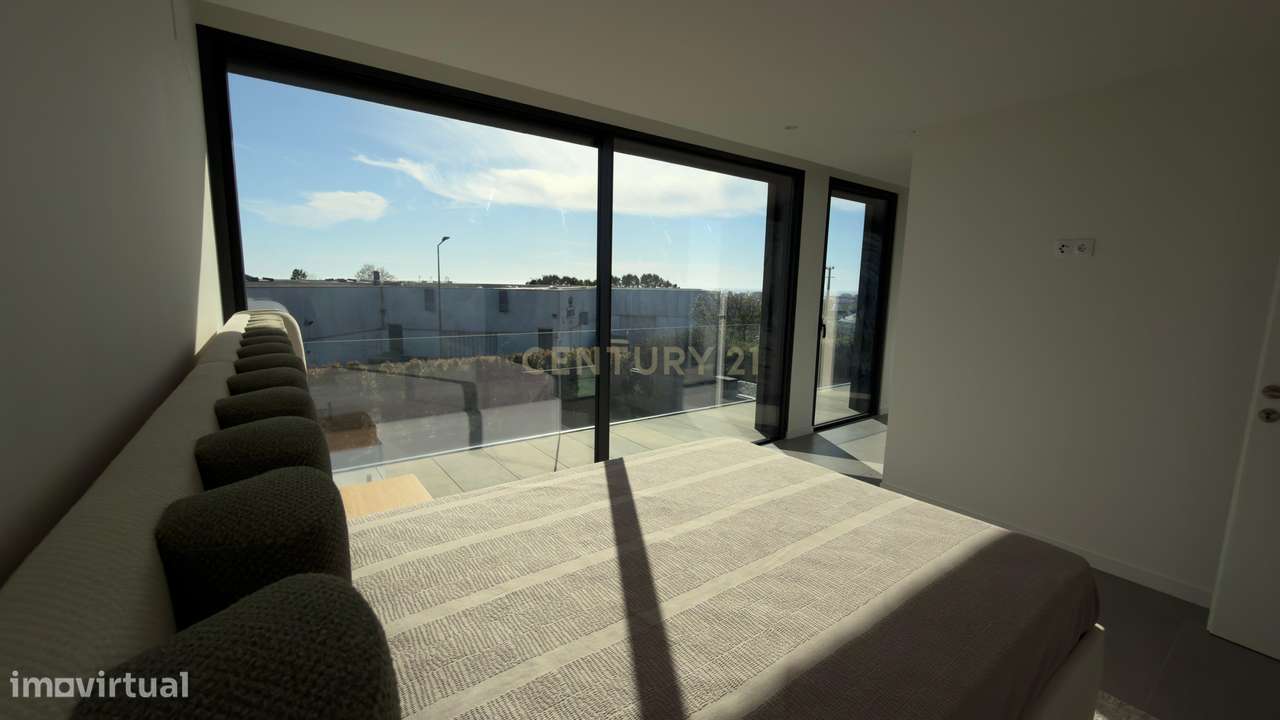 Moradia Contemporânea de Luxo em Azurara | Elegância, Privacidade e Di-26