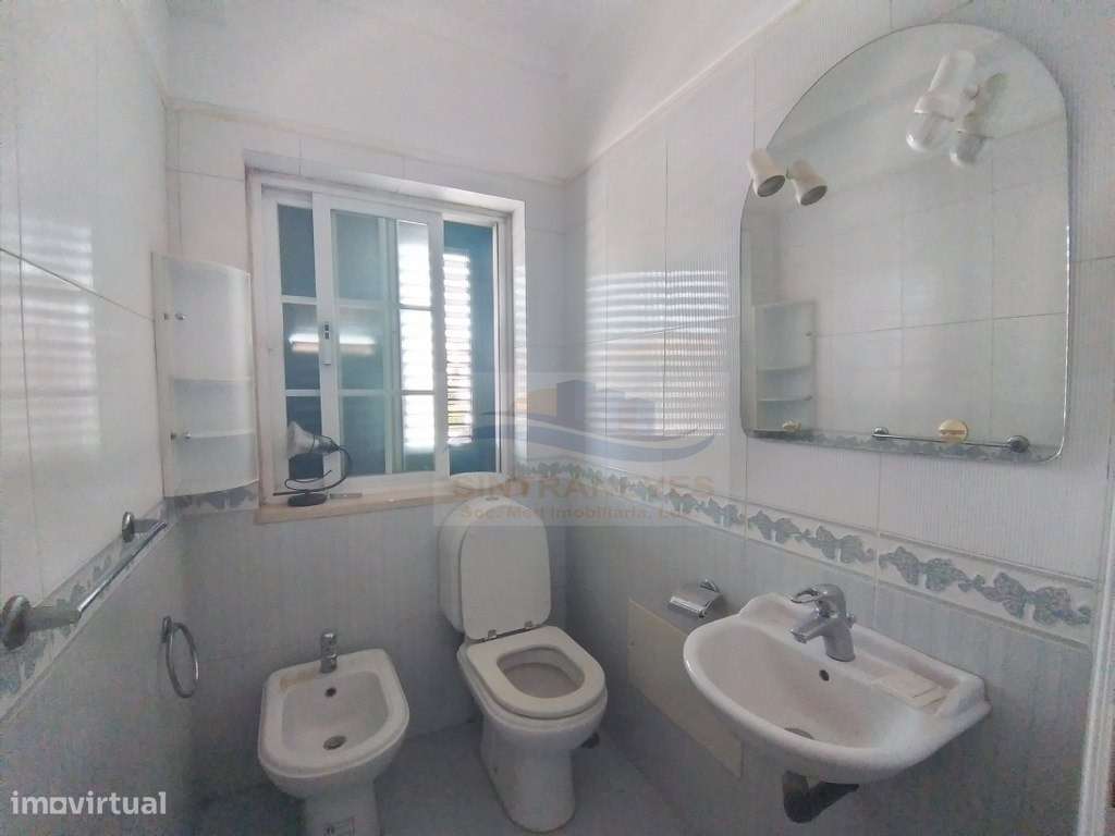 Lindo Apto T4 , totalmente remodelado num 1º andar, junto à Base Na...-16