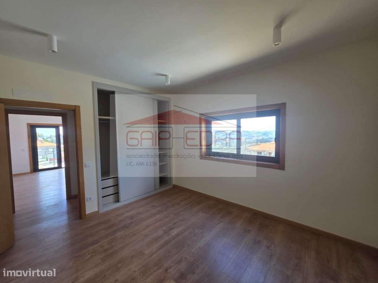 Moradia 4 frentes nova  com 840 m2 terreno em Felgueiras-24