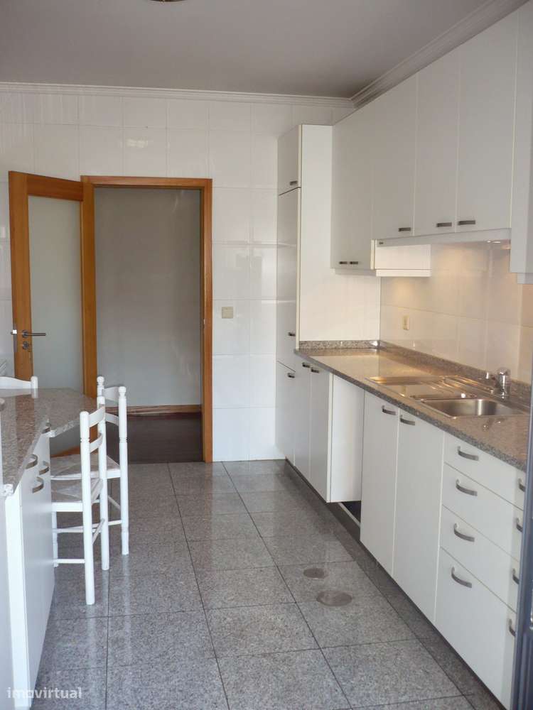 Arrenda-se T2 c/ terraço, junto ao ISMAI - Grande imagem: 5/16