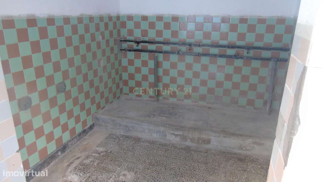 Estacionamento Com logradouro com 75 m2  e Zona de Arrumos com 48 m2-7