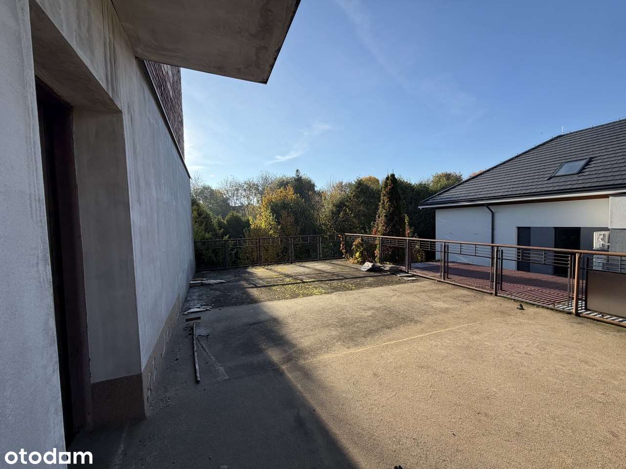 Połowa domu z dwoma niezależnymi kondygnacjami, garażem i działką-12