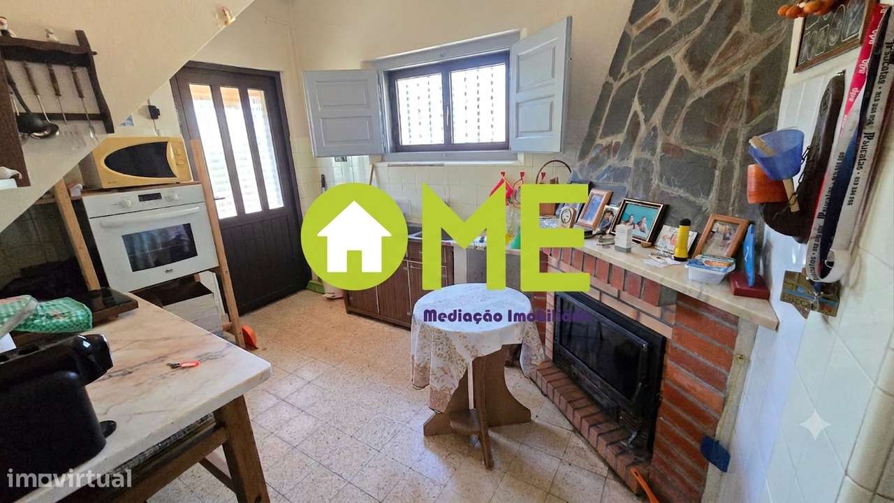Moradia T4 isolada com jardim e garagem e anexos-8