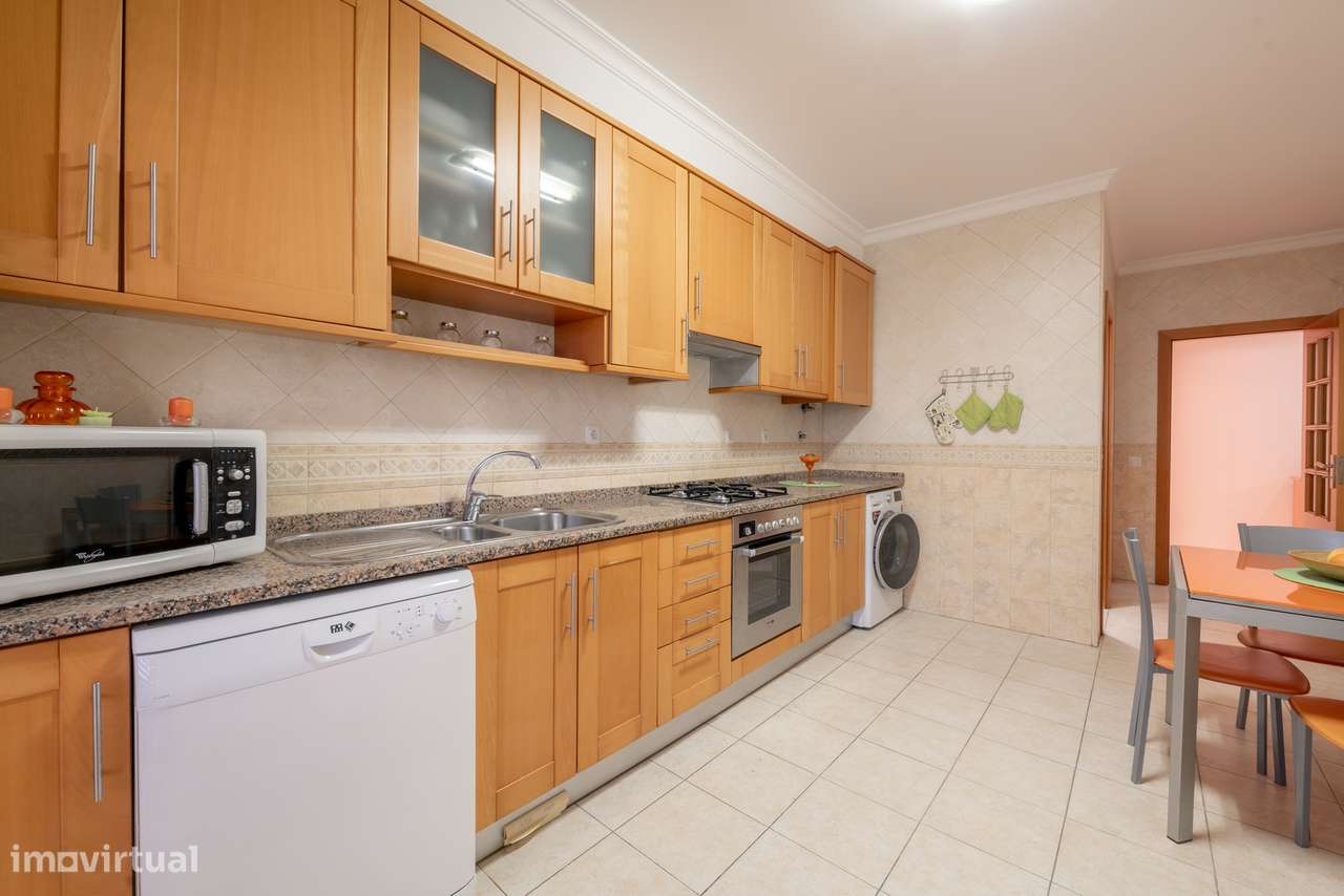 Apartamento de 2 Quartos em Lagos — Conforto, Localização e Potencial-8