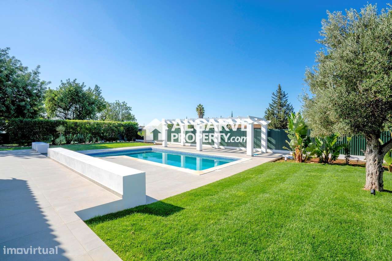 Charmosa moradia V4+1 térrea completamente remodelada perto do Old Cou - Grande imagem: 5/45