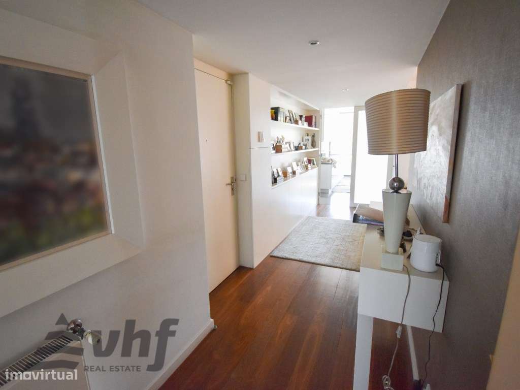 Oportunidade Única: T5 de Excelência no Condomínio Jardim das Camélias-9