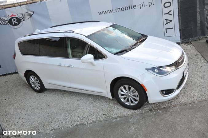 Chrysler Pacifica - 12