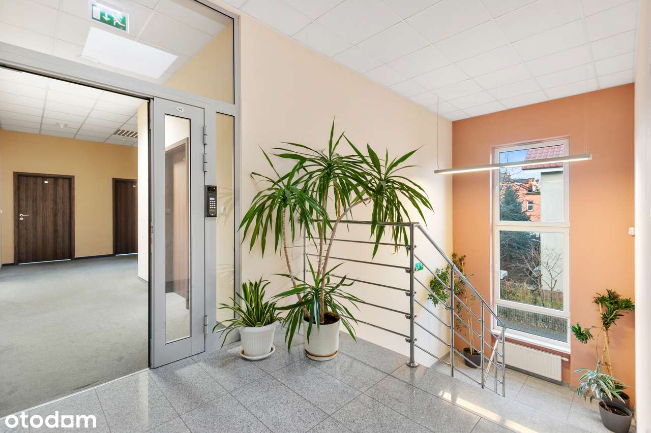 BUDYNEK BIUROWO-USŁUGOWY 469 m², Magazyn, Duży parking, ROI 8,5–9%-8