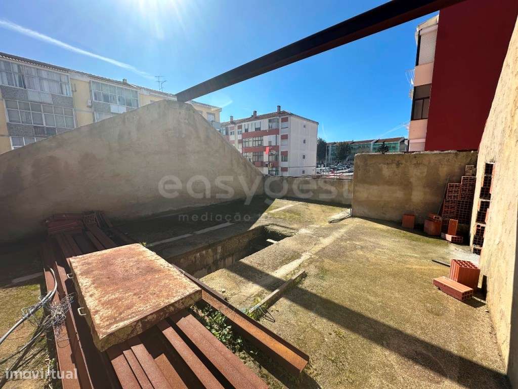 Moradia em banda T4 situada no centro do Lavradio - Grande imagem: 5/6