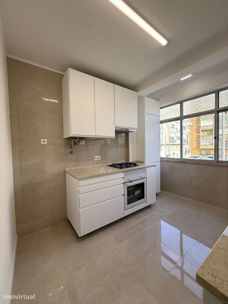 T3 na Damaia em frente à Estação - Grande imagem: 4/26