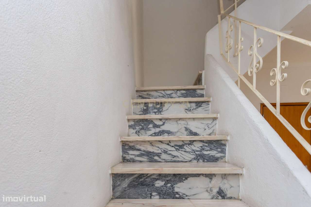 Oportunidade unica...  três assoalhadas e sótão!-16