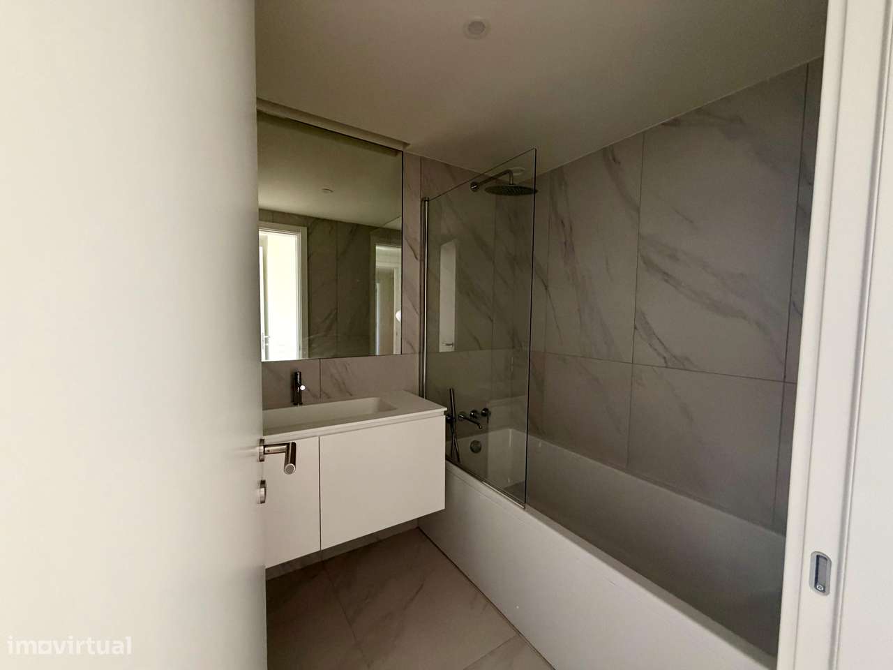 Apartamento T4 condomínio c/ piscina – Av. Novas-8