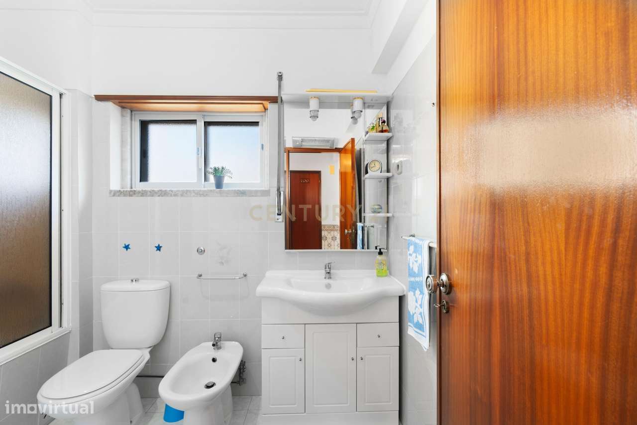 Apartamento T2 com varanda e vista desafogada-11