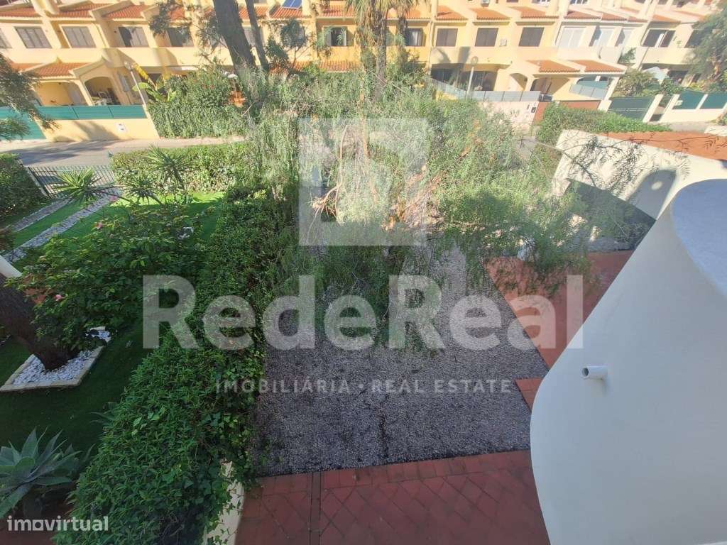 Moradia T3 + 1 com Boas Áreas em Lote de 300 m² - Centro de Albufeira-22