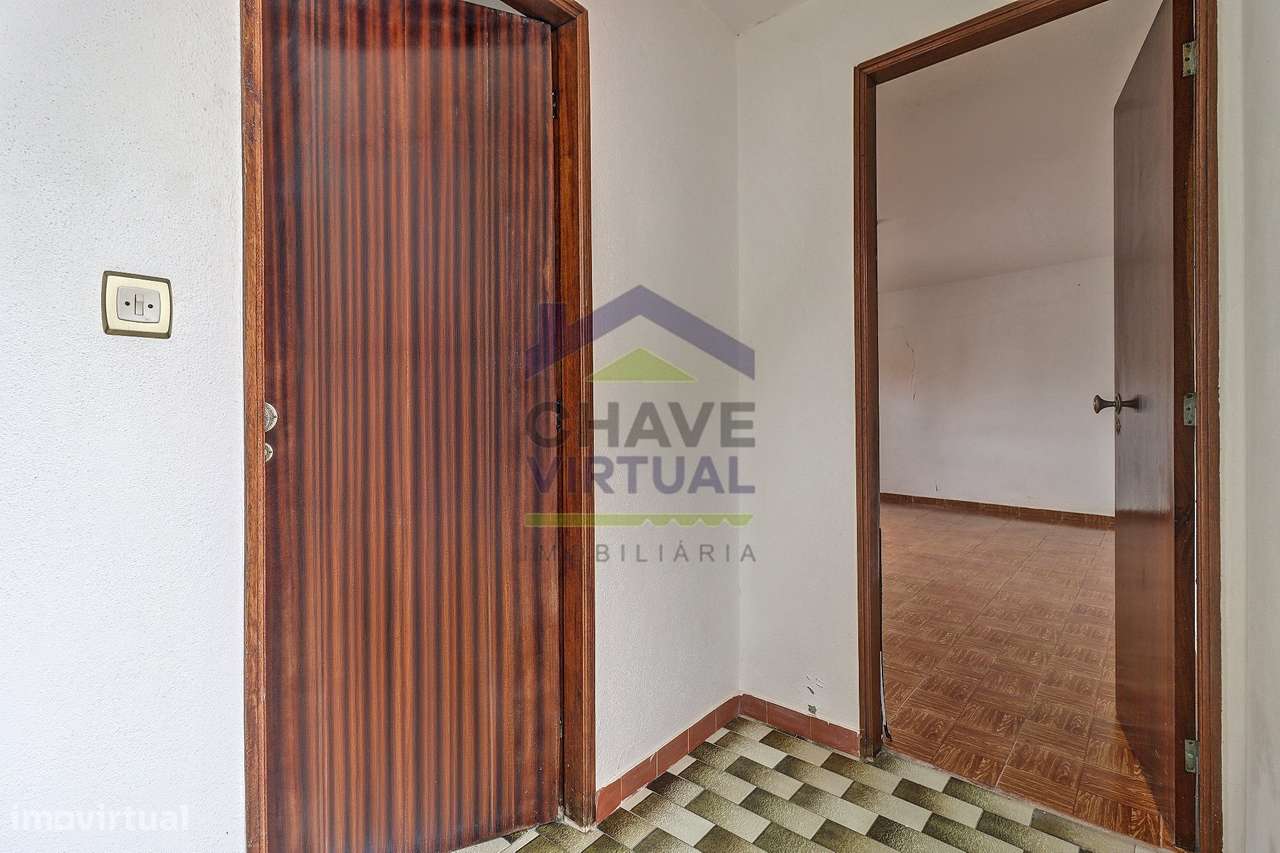 Moradia V3 com Terreno Urbano e Garagem - Seixal, Lourinhã-36