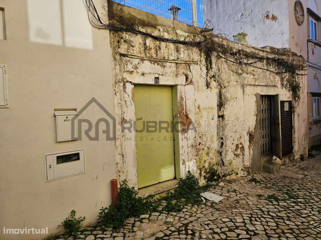 Moradia no centro histórico de Loulé com 2 pisos , armazém e casa-20