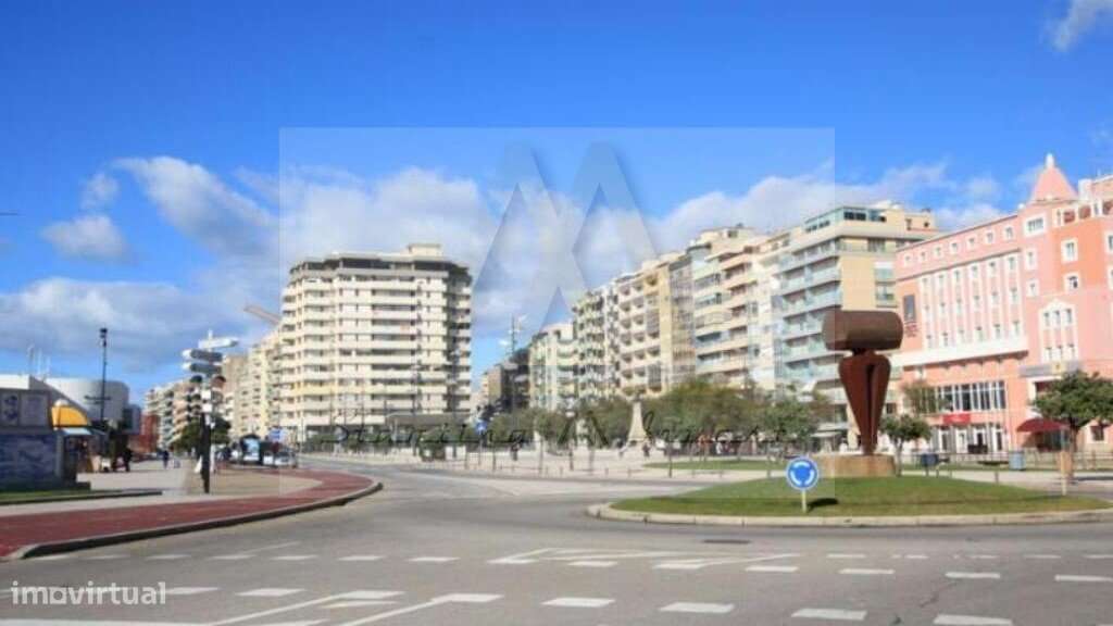 Loja comercial no largo do passeio Alegre, na Póvoa de Varzim.-14