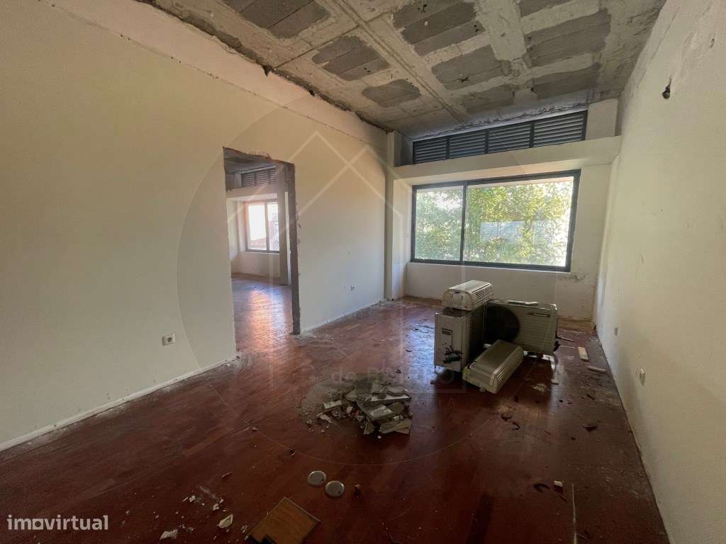 Prédio Urbano no Centro da Maia Potencial para Serviços ou Habitação-17