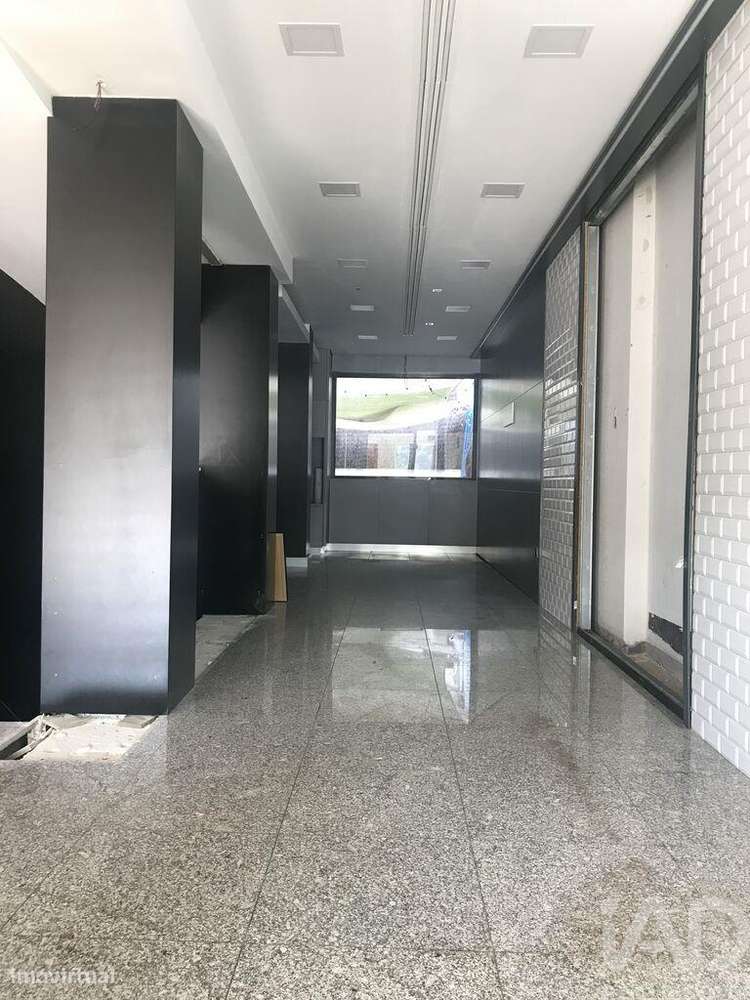 Loja / Estabelecimento Comercial em Lordelo Do Ouro E Massarelos de 25 - Grande imagem: 2/13