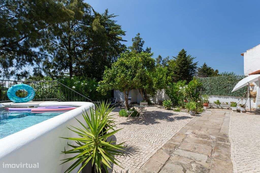Moradia T5 com jardim e piscina no coração histórico de Azeitão-52