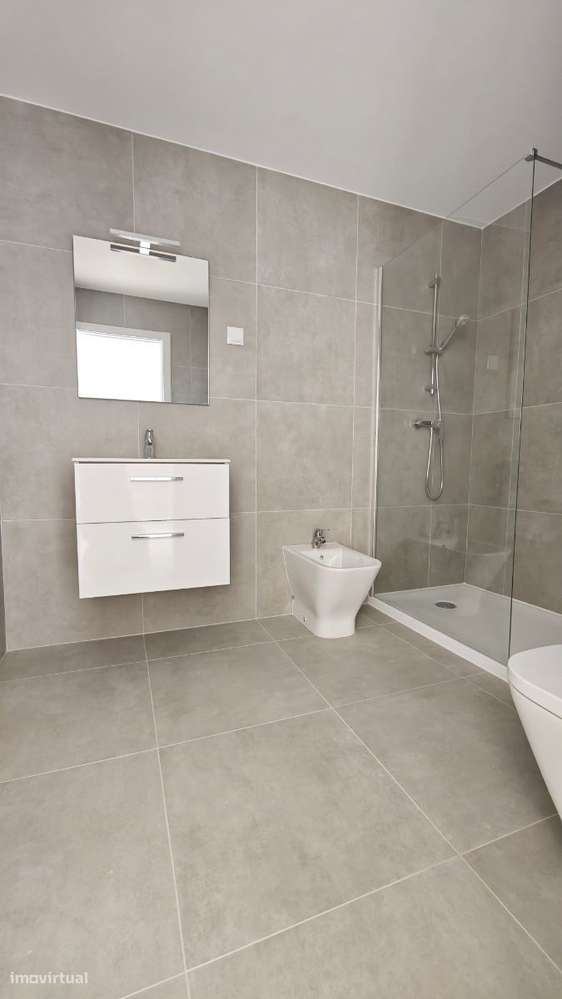 Apartamento T2 com parqueamenti e terraço. Vistas de mar-20