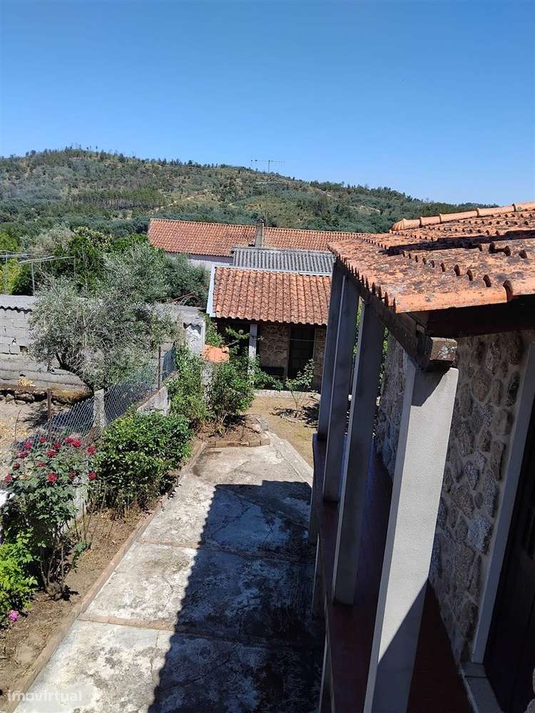 Moradia de Grande Dimensão com Potencial Habitacional, Turístico e de-11