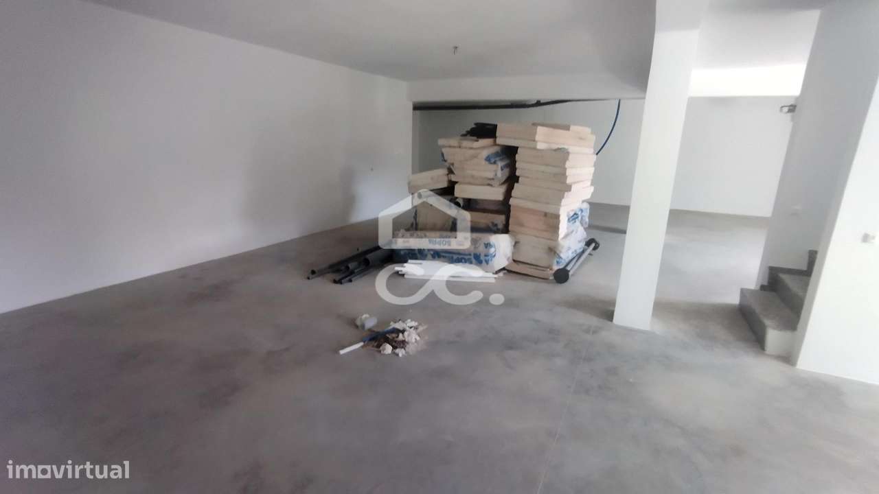 Moradia de rés do chão e 1º andar, em lote de terreno individual em zo-12