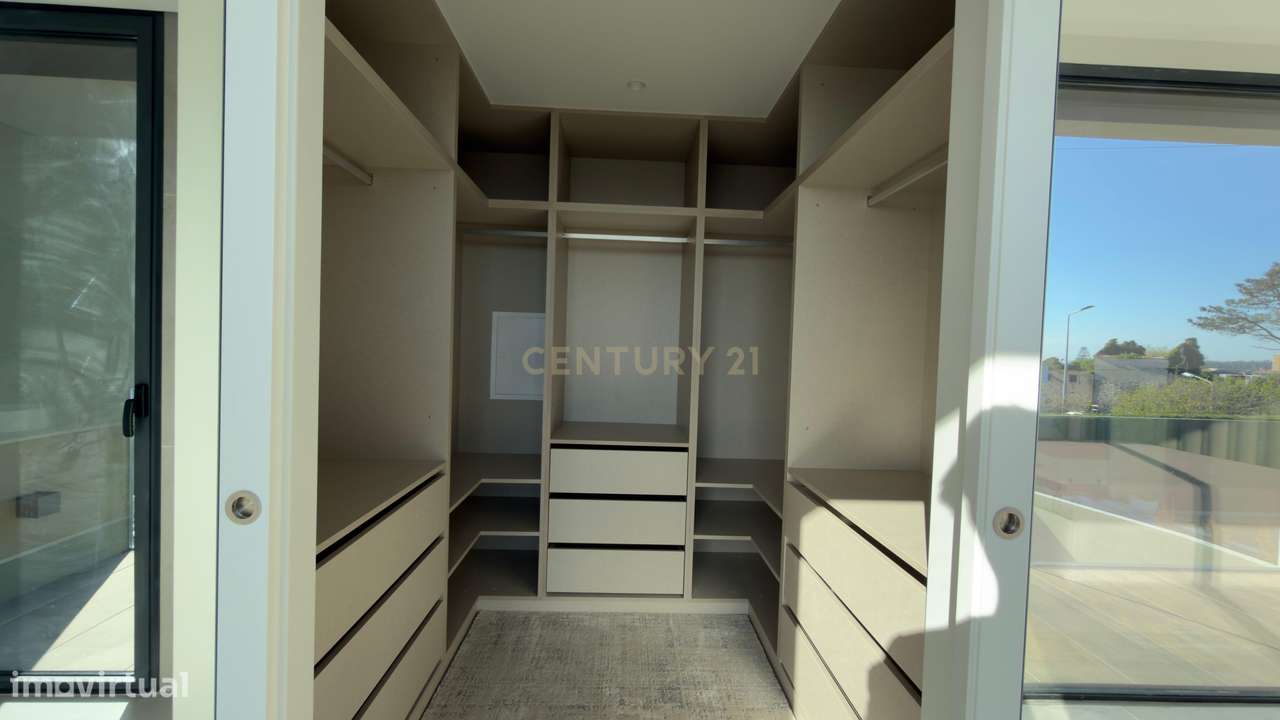 Moradia Contemporânea de Luxo em Azurara | Elegância, Privacidade e Di-25