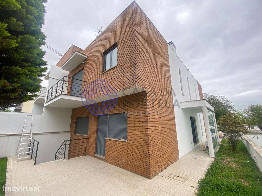 Moradia Geminada T4 em fase de  restauro, localizada em Santa Marta de - Grande imagem: 1/52