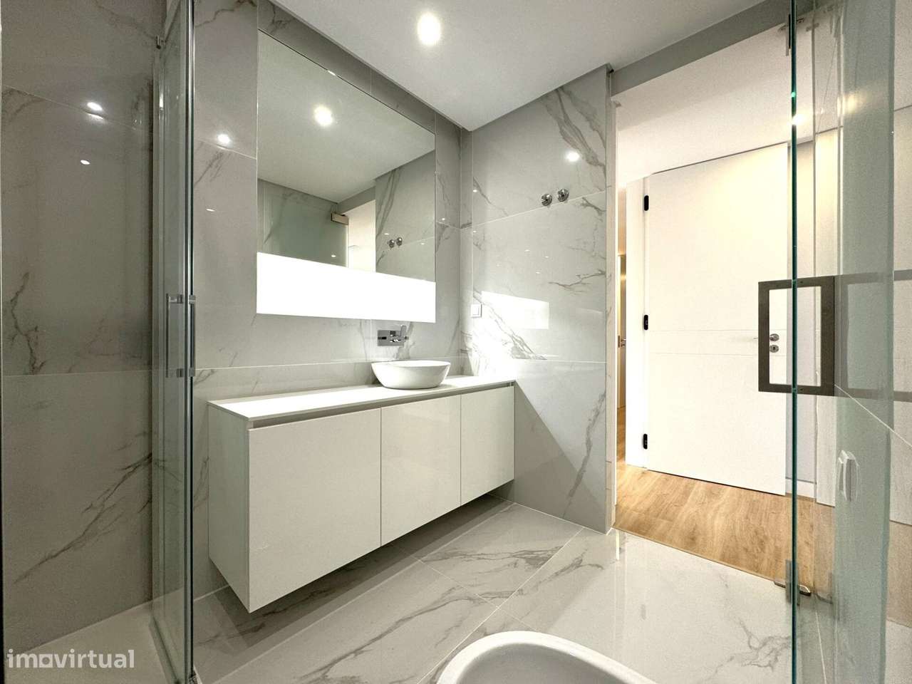 Apartamento T3 novo com estacionamento no centro de Carcavelos-34