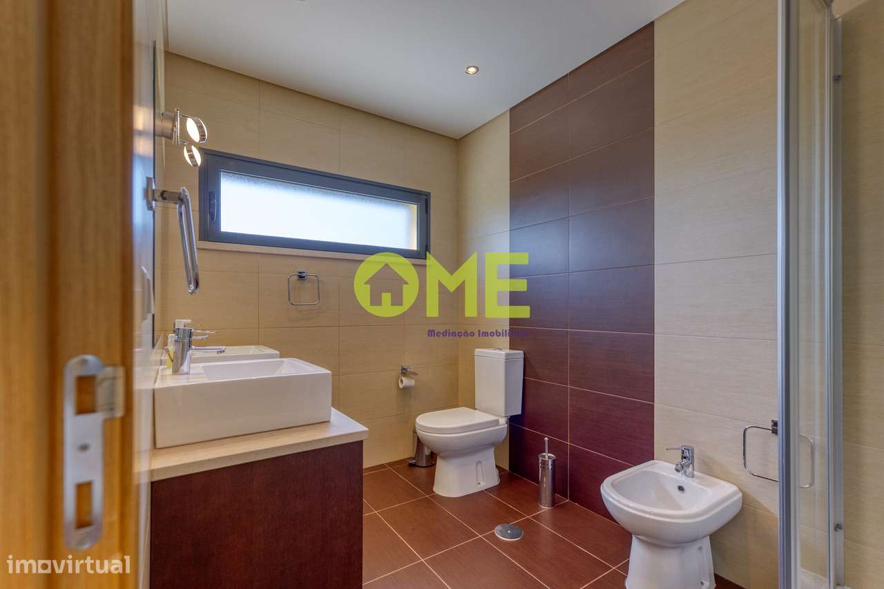 Moradia T4 com piscina e jardim em Ourém-5