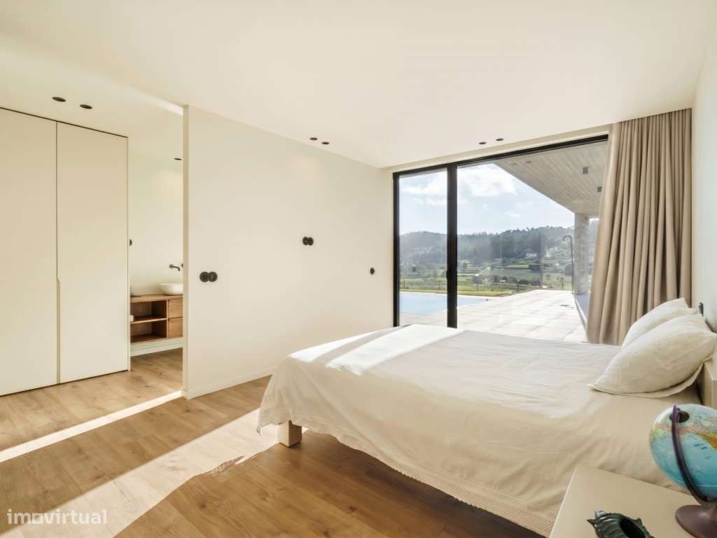 Moradia Térrea com Piscina Infinita e Vista Panorâmica sobre o Vale-54