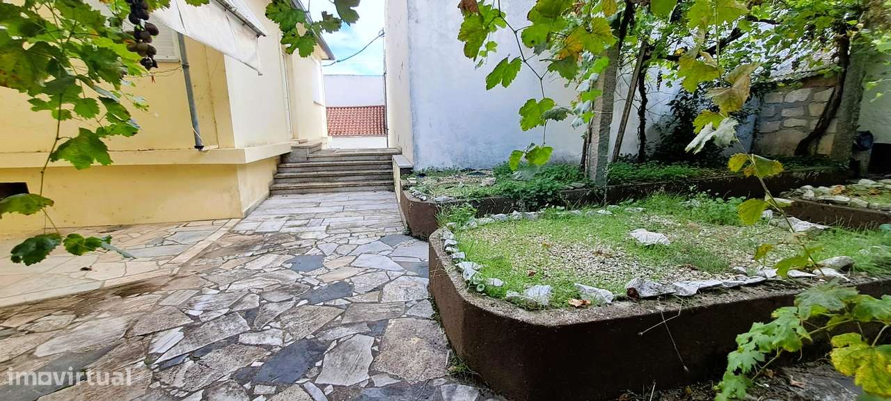 Moradia T5 com garagem e jardim em Miranda do Douro-48