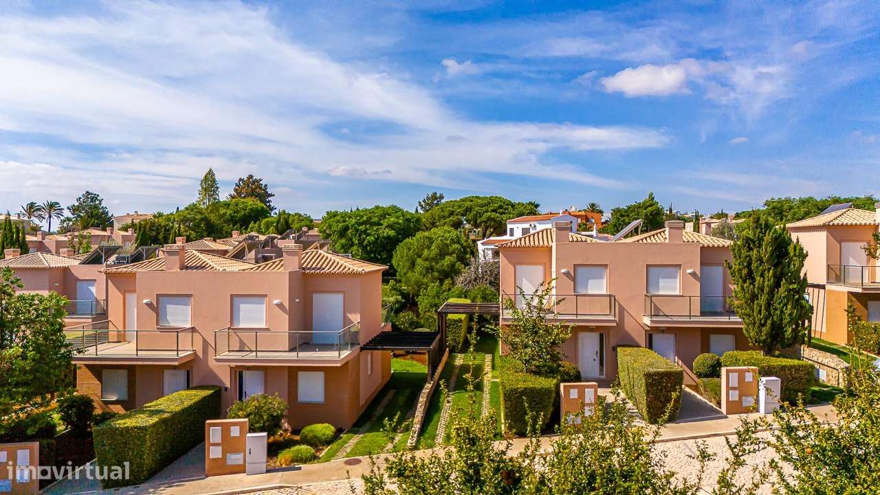 Moradia Geminada T2+1 em Condomínio de Luxo no Algarve - Grande imagem: 1/34