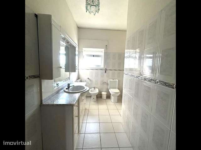 Moradia T4 isolada com jardim e garagem-7