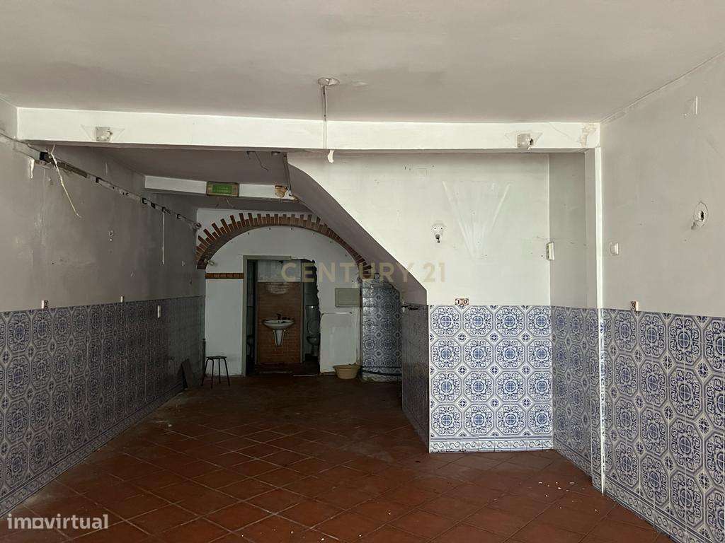 Venda de espaço comercial com extração de fumos em Alfama, Lisboa - Grande imagem: 4/19