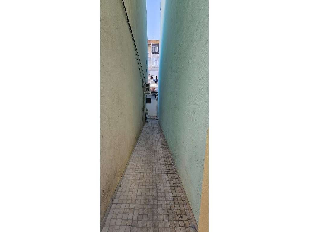 Moradia Remodelada com 4 Assoalhadas, Cacém, Sintra, Lisboa-18