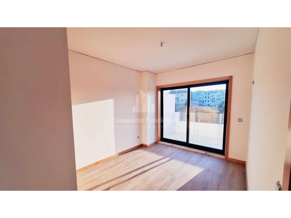 Moradia T4+2 | Valbom| Terraço e Churrasqueira-9