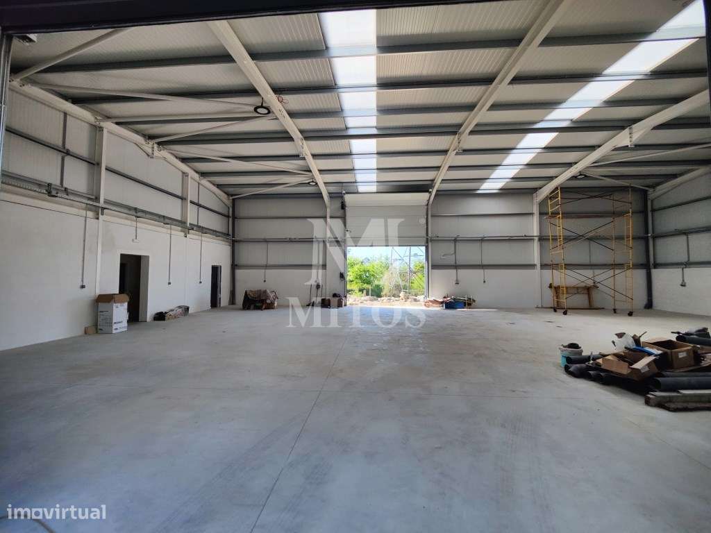 Armazém novo, situado em Mujães - Grande imagem: 1/14