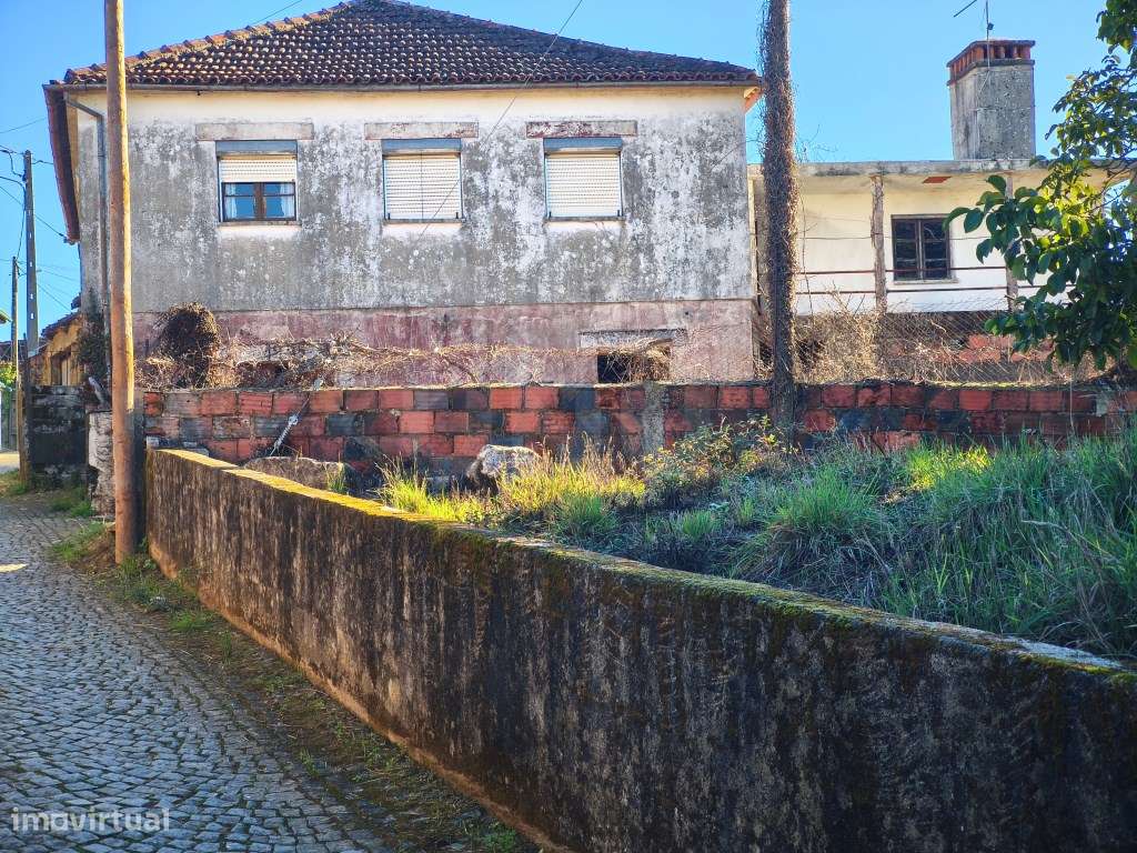 Ruina com terreno, no coração de aldeia tranquila e muito próxima d...-5