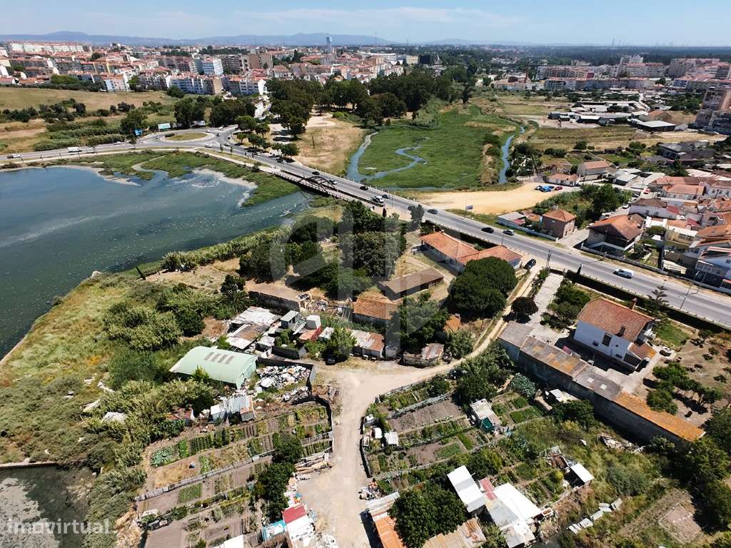 Moradia T3 + Área Terreno 4.150m2 + Atracadouro // P/Recuperar-17