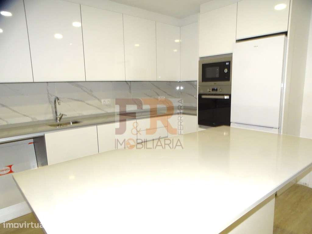 Moradia Geminada Triplex T3+1 com Cave Fernão Ferro-10