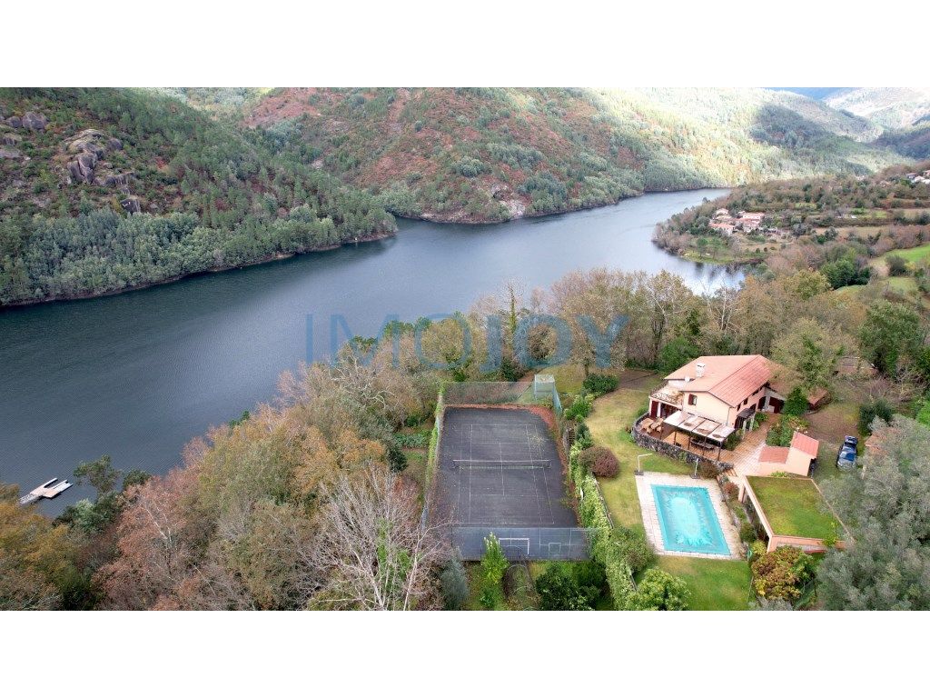 Esplêndida Quinta com Três Casas no Gerês