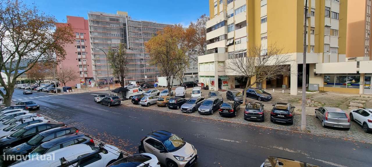 Apartamento T1 situado no 1.º andar de um prédio com 2 elevadores - Grande imagem: 5/18