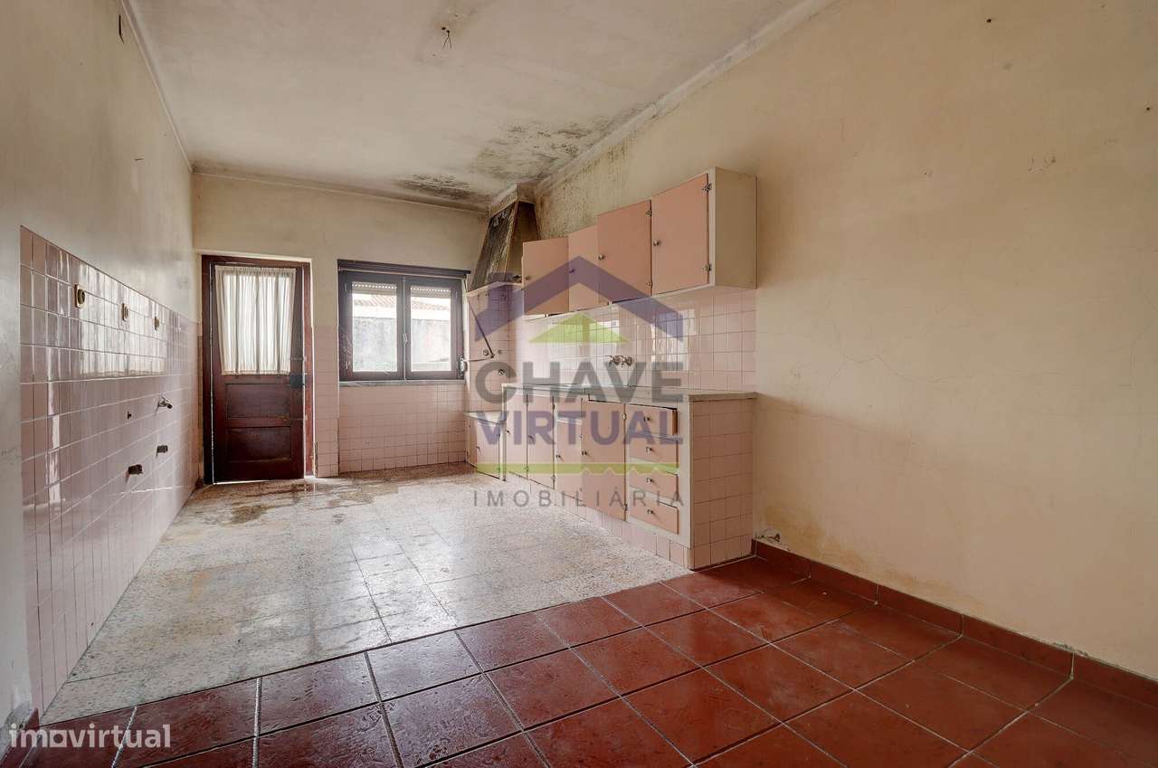 Moradia V4 com Quintal e Sõtão - Centro Bombarral-29