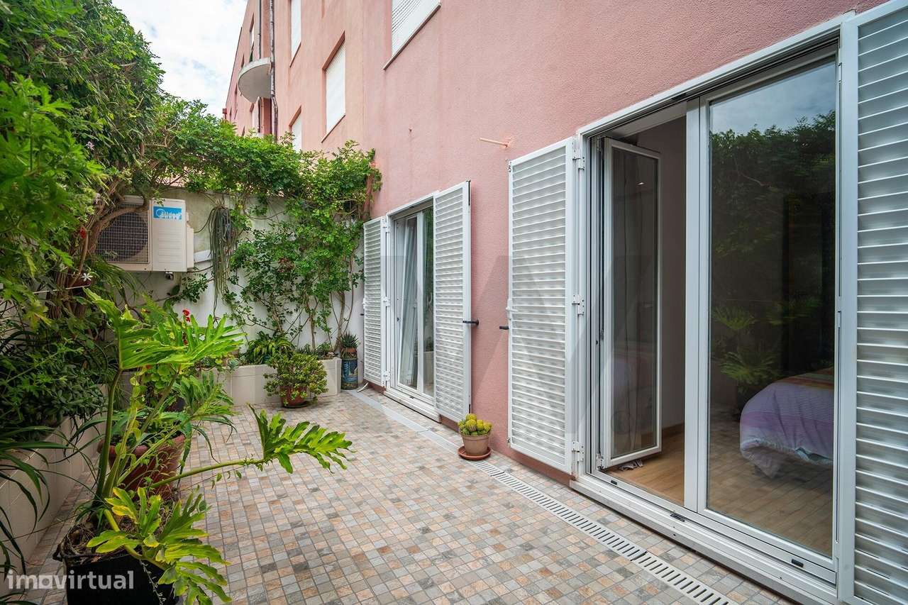 Apartamento T2 em Paço de Arcos: Conforto Exclusivo com Pátio Privativ-14