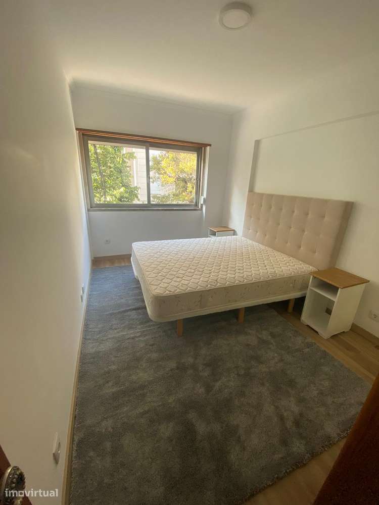 Arrenda-se T2 com amplo terraço perto da Av. de Roma/Campo Pequeno - Grande imagem: 5/8