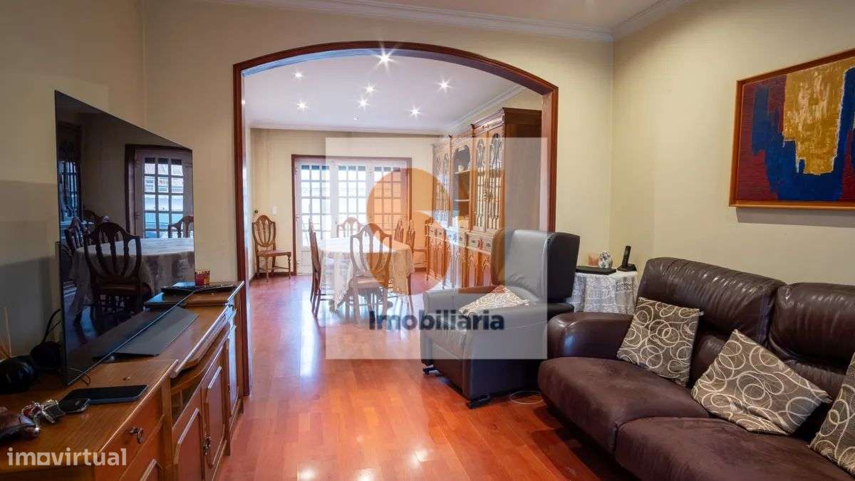 MORADIA CUSTOIAS - Grande imagem: 4/40