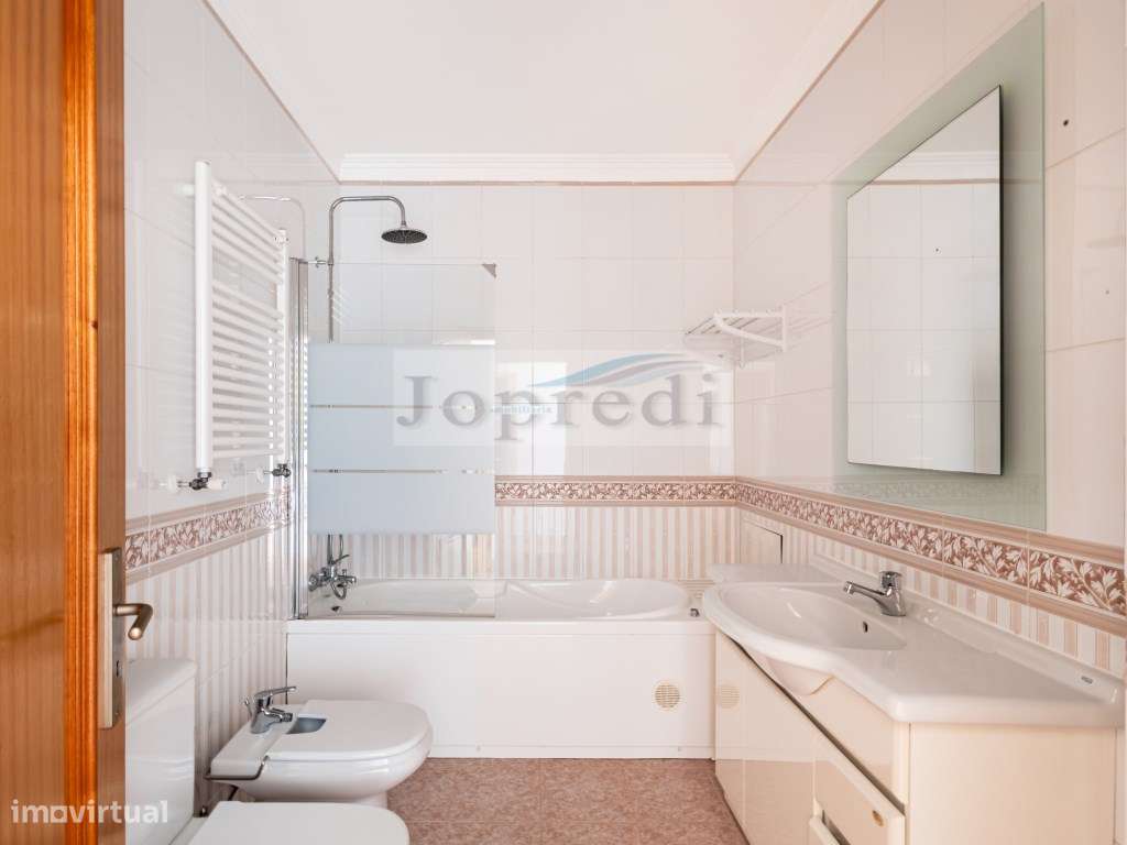 Apartamento T3 com 2 garagens em Box e 1 arrecadação-16