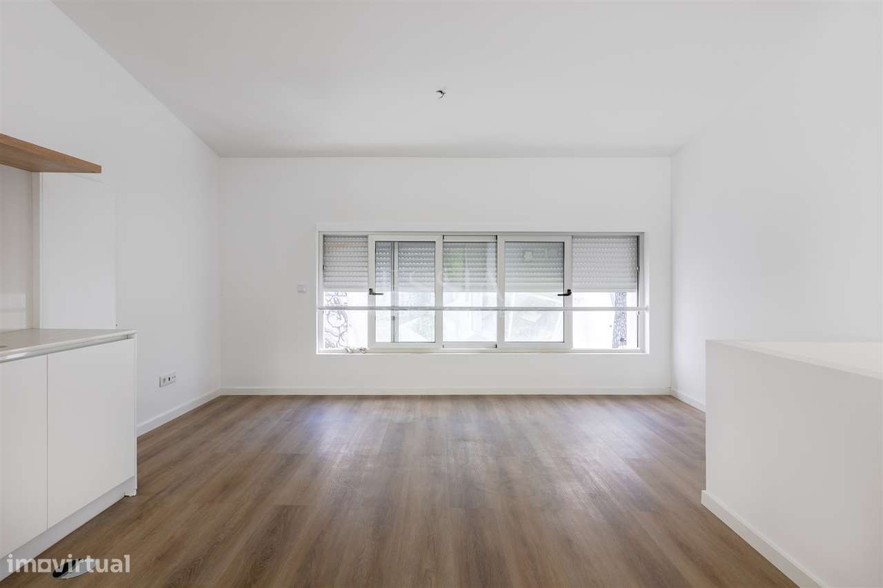 Marquês | Moradia Triplex T3+1 com 2 Garagens e Varandas-17